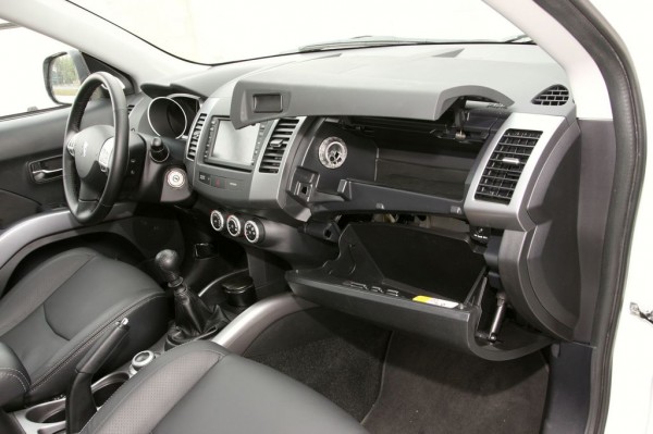 PEUGEOT 4007