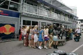 Kilenc F–1-es csapat ajánlott fel VIP-belépőket szurkolóknak