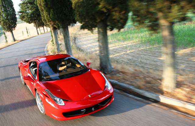 V12-essel kérte a 458-ast