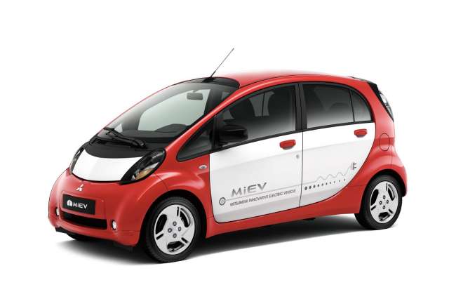 A Peugeot és a Citroen szinkronizálta, de eredetiben is jön az elektromos i