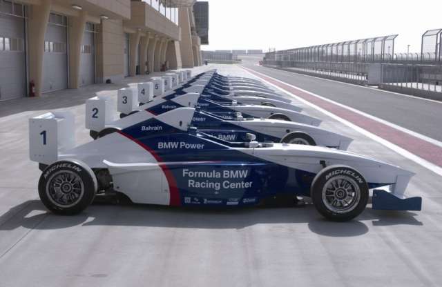 Szeretne Formula versenyautót vezetni? A BMW lehetővé teszi
