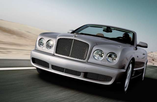 Visszahívás lett a rozsdás Bentley márkajelzésből