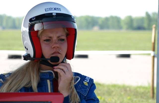 Szerepcsere: műkörömben rallyzik a 18 éves lány, férfi a navigátora