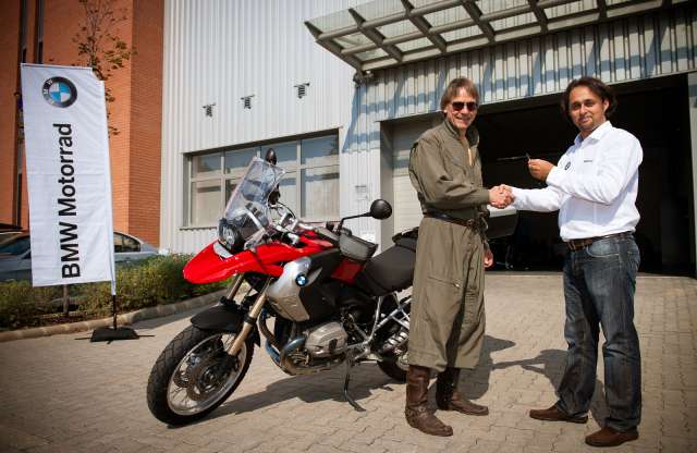 Hazánk tájait BMW túramotorral fedezi fel Jeremy Irons