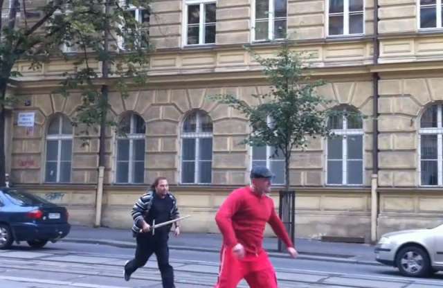 Csak óvatosan Prágában! Karddal rendezik a vitákat