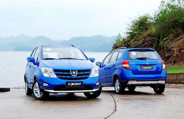 Nem a kínai Suzuki SX4, pedig az is lehetne