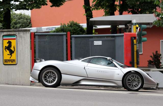 Szolgálati Pagani Zondával menni a Ferrarihoz?