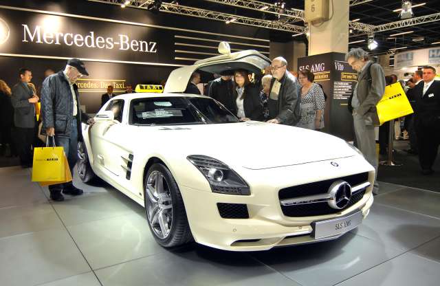 Mercedes-Benz SLS AMG taxi Kölnben