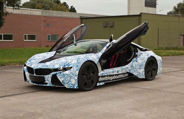 Két éven belül itt a BMW hibrid szupersportkocsi