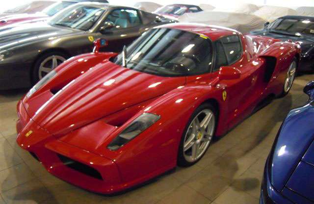 A szultán eladja 25 Ferrariját, meg 4 Lambóját, meg...