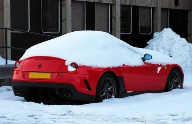 100 milliós Ferrari sorsára hagyva a hóban