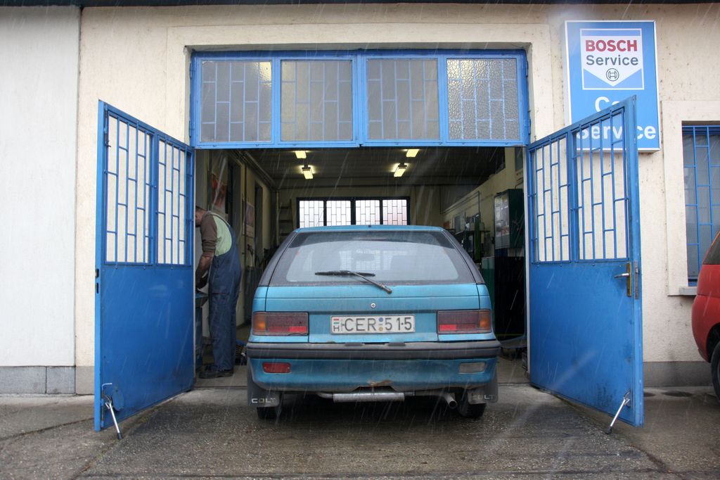 MITSUBISHI COLT