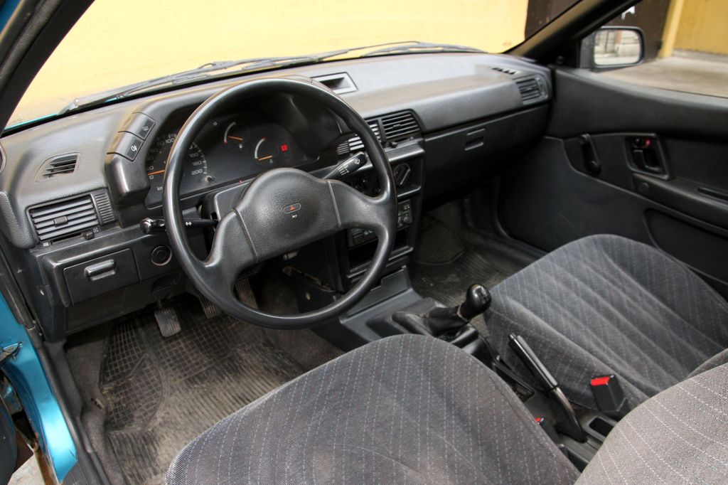 MITSUBISHI COLT