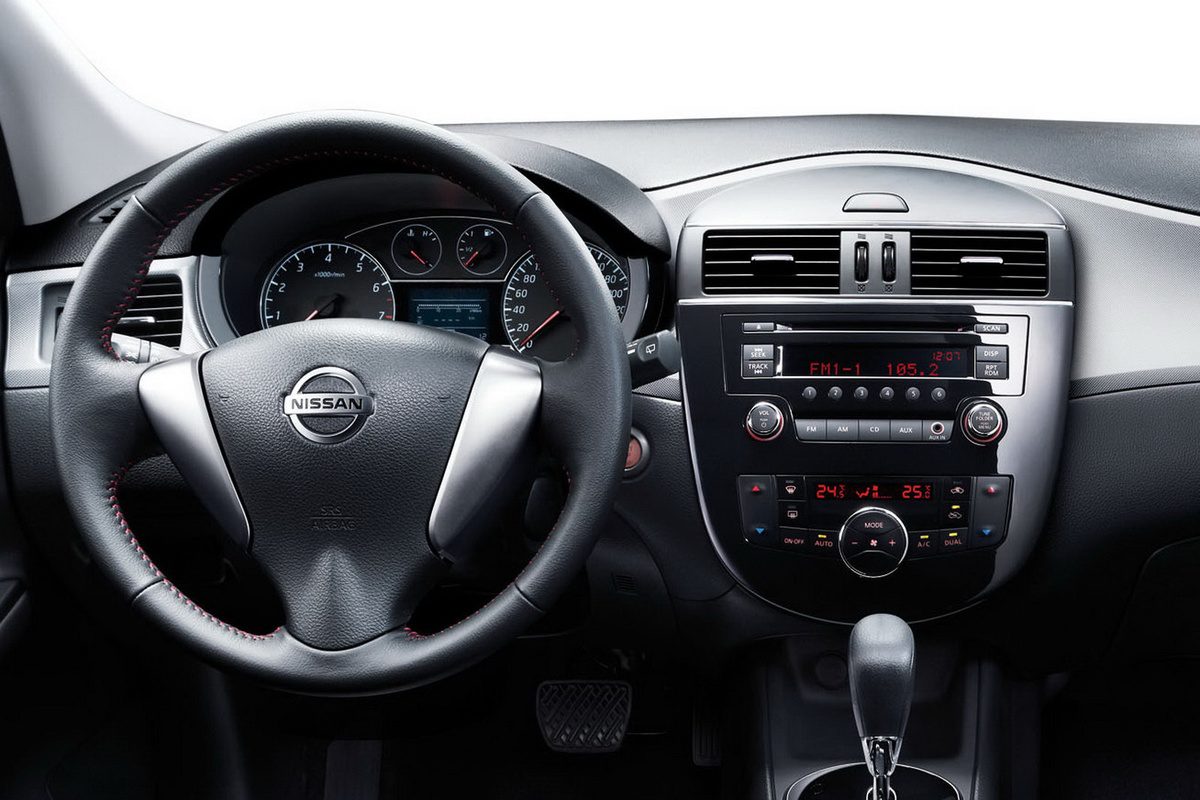 NISSAN TIIDA