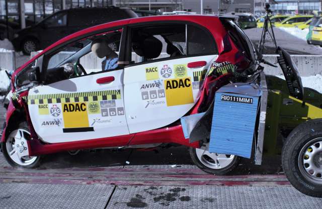 Törésteszten az elektromos Mitsubishi