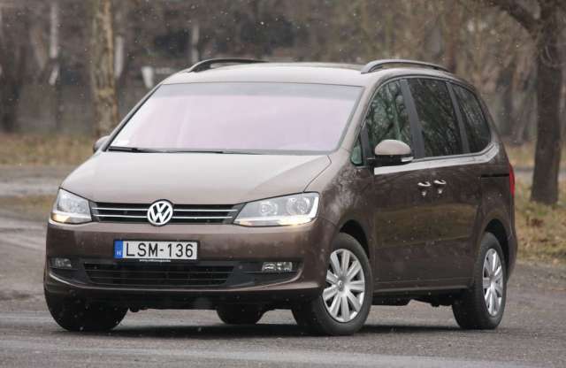 Turbóval és kompresszorral suhan a család - Volkswagen Sharan 1.4 TSI teszt