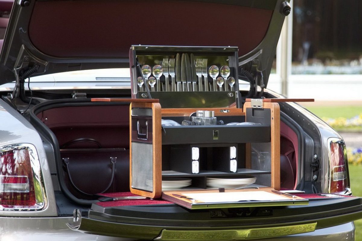 ROLLS-ROYCE FLYING SPUR