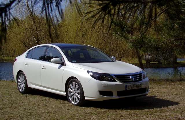 Modern herceg fehér lova - Renault Latitude miniteszt