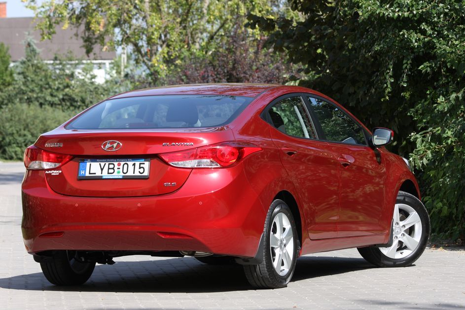 HYUNDAI ELANTRA