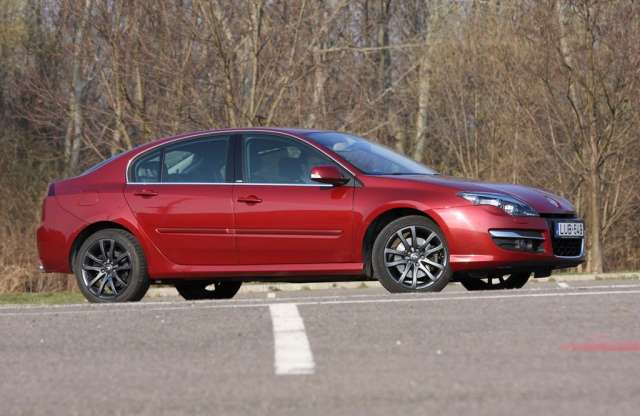 Nem para, ha megindul a fara - Renault Laguna 4Control teszt