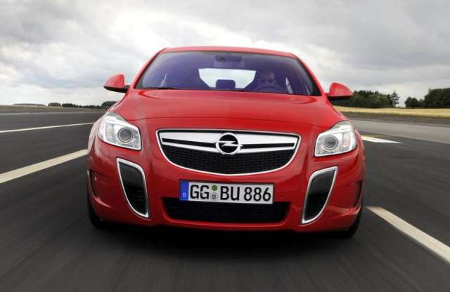 Opel Insginia: 270 km/órát fut, benzines takarékverzióval is jön