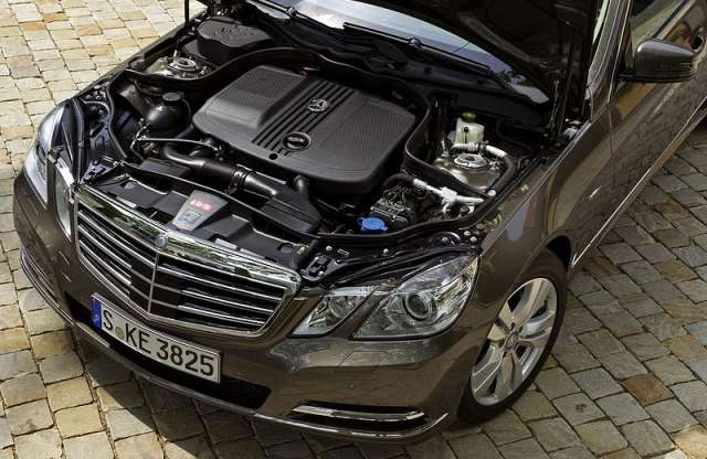 Több lóerő, kisebb étvágy - új motorok a Mercedestől
