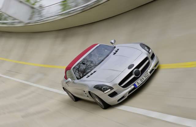 Sirályszárny vászontetővel - SLS AMG Roadster