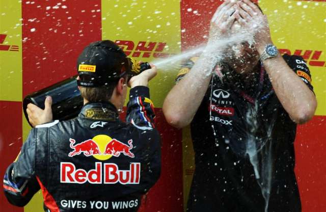 Vettel túl fiatal, nem ihatott a győzelmi pezsgőből