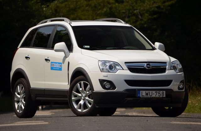 Öltönyhöz tornacipő: Opel Antara teszt