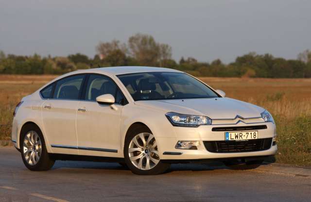 Gázos, de lehetne komfortosabb: teszten a ringató Citroën C5