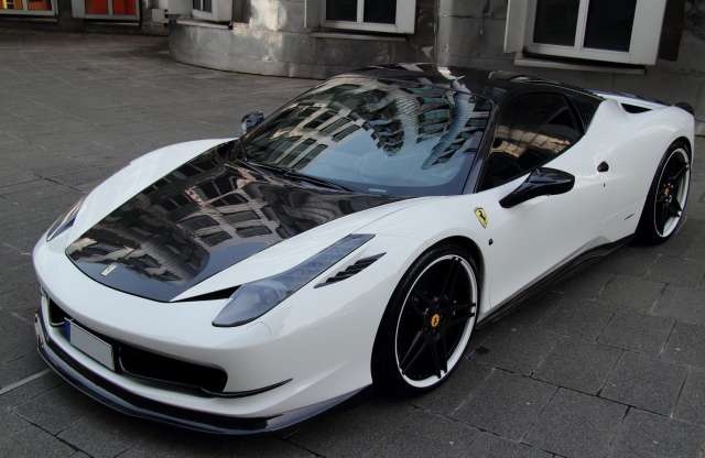 Szénszállal fényezett Ferrari Németországból