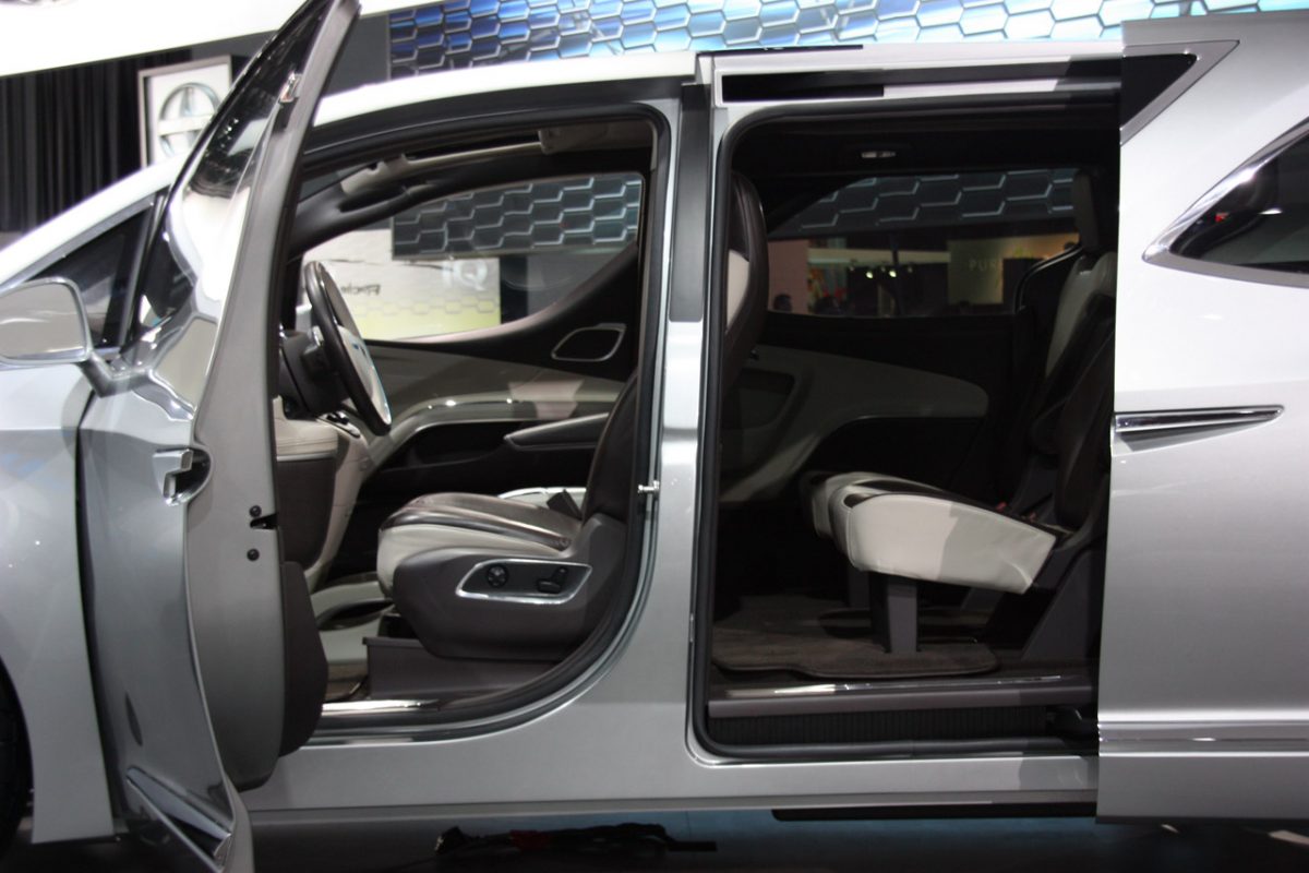 CHRYSLER TOWN & COUNTRY