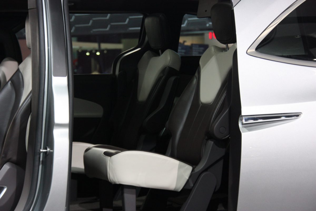CHRYSLER TOWN & COUNTRY