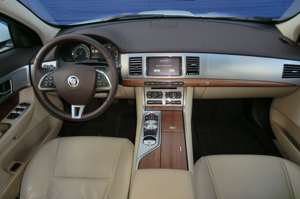 JAGUAR XF