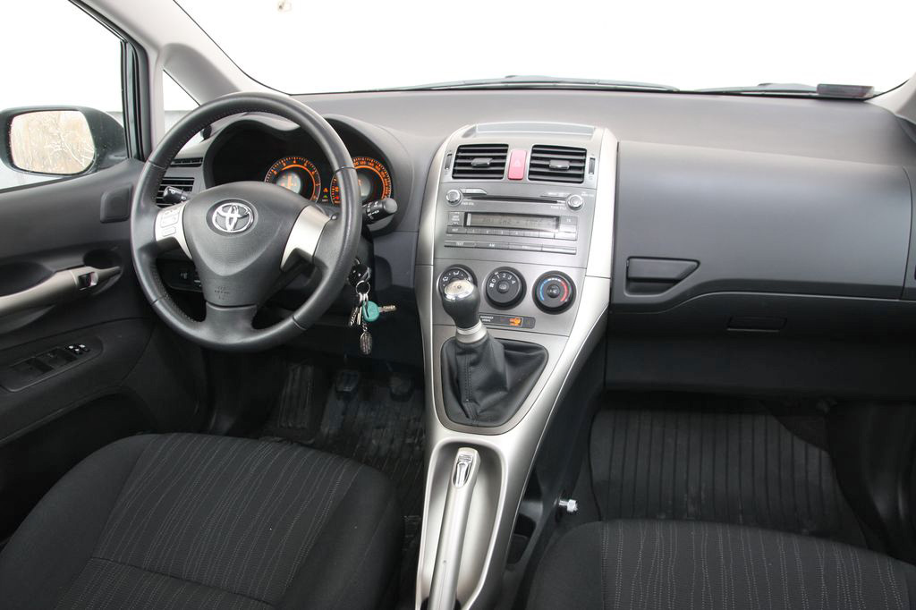 TOYOTA AURIS