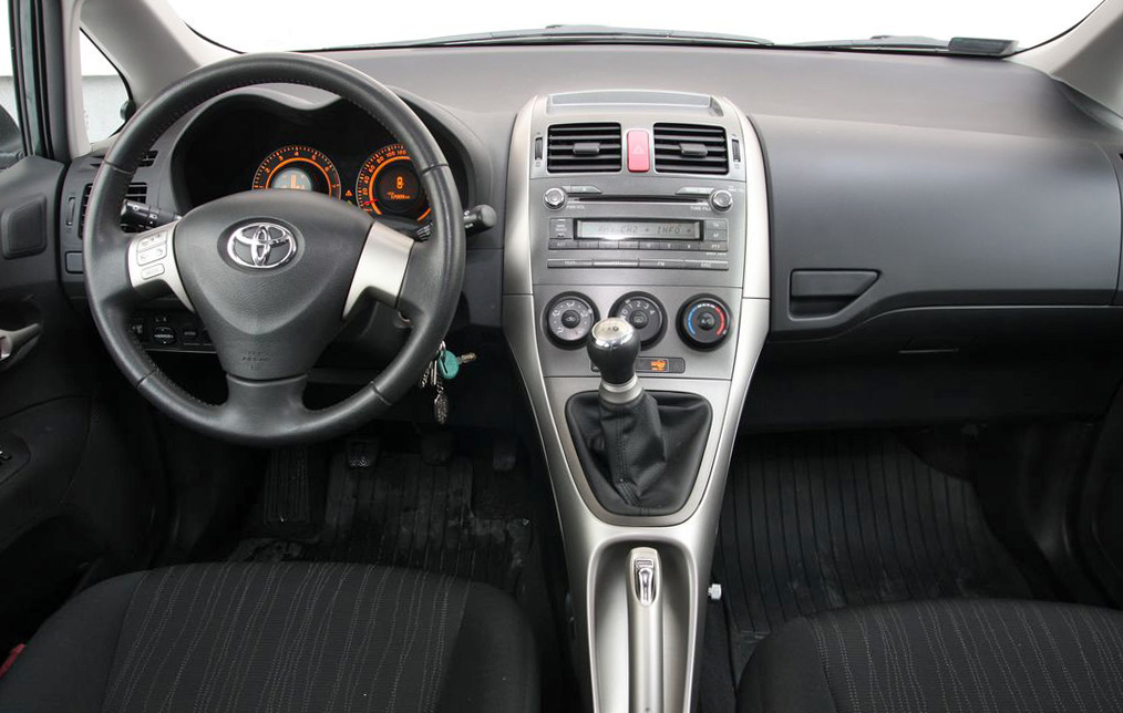 TOYOTA AURIS