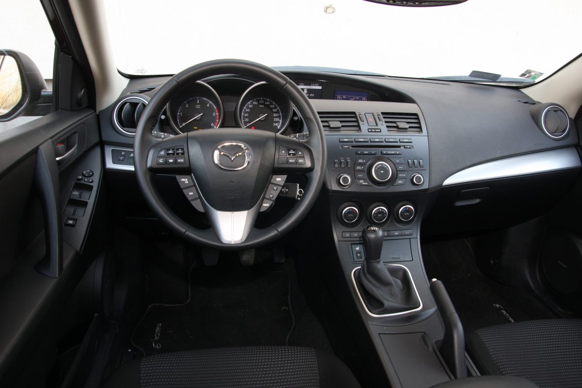 MAZDA 3