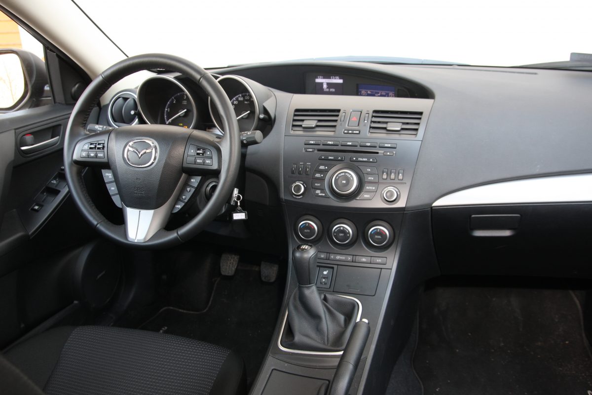 MAZDA 3