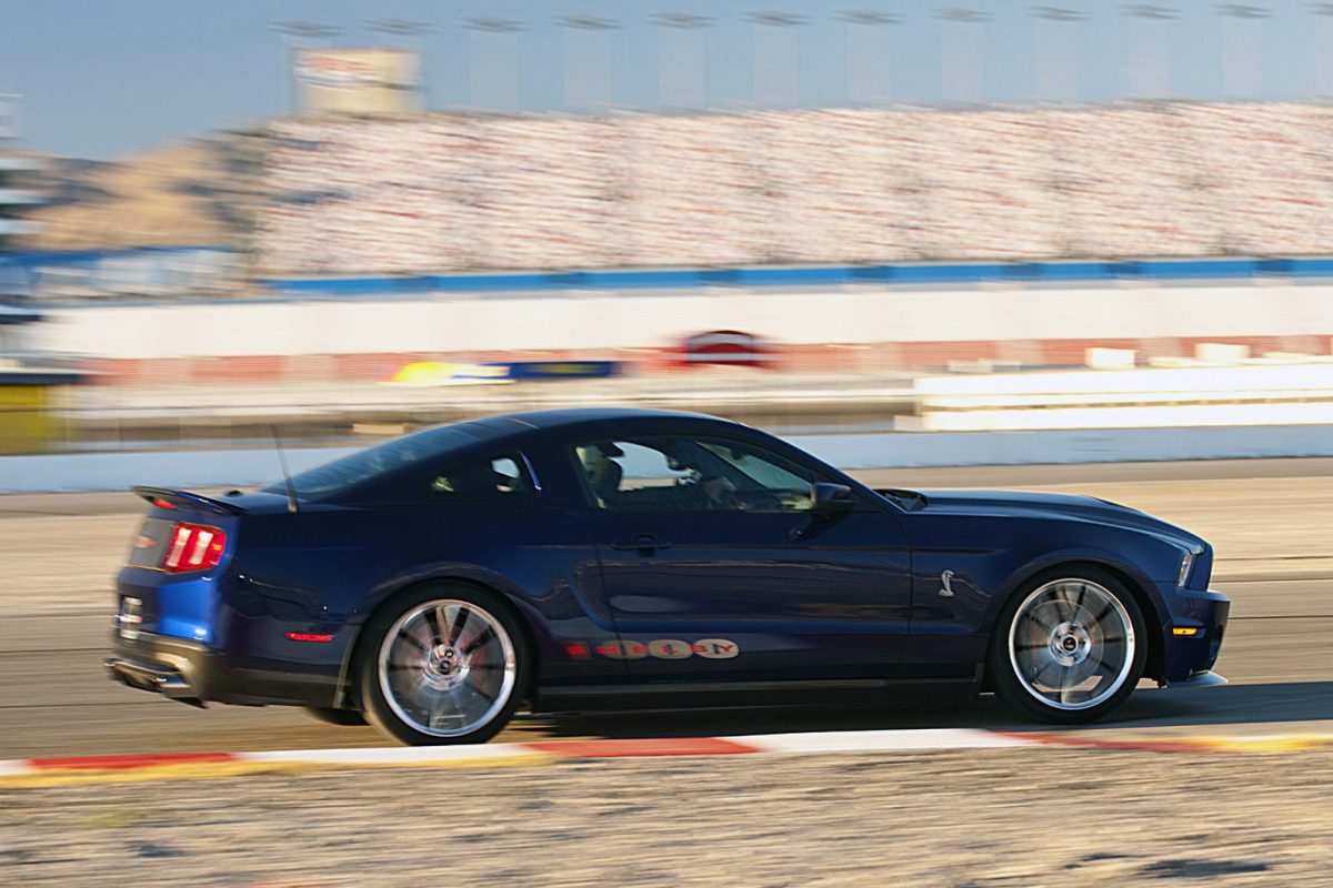 FORD MUSTANG
