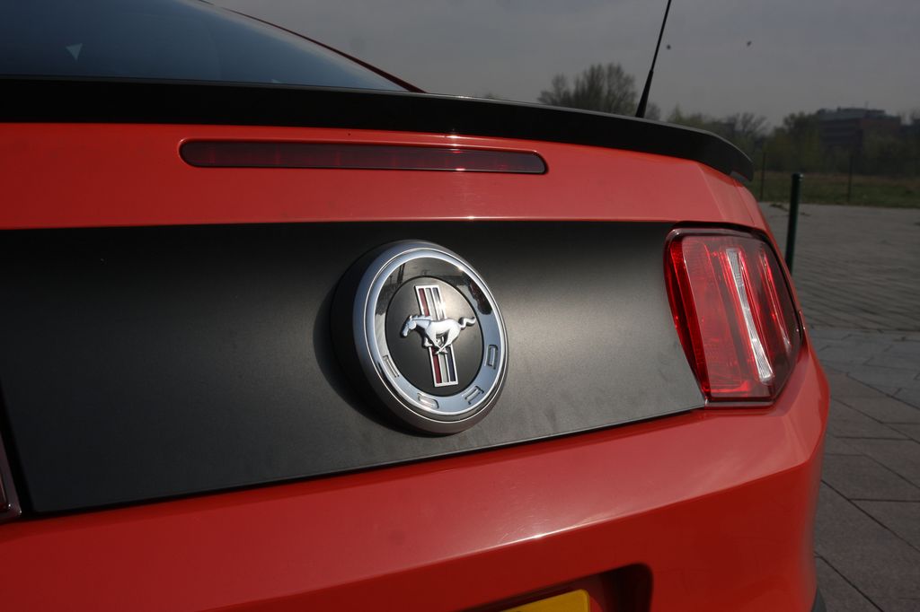 FORD MUSTANG