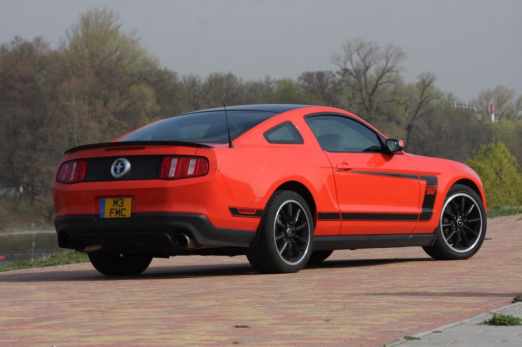 FORD MUSTANG