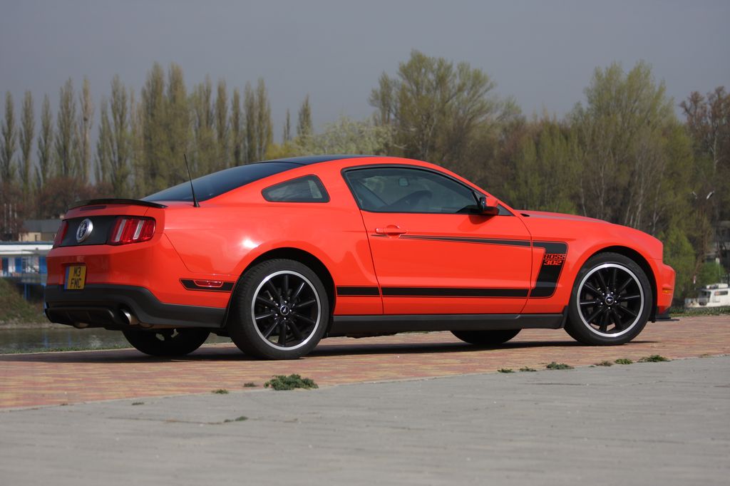 FORD MUSTANG
