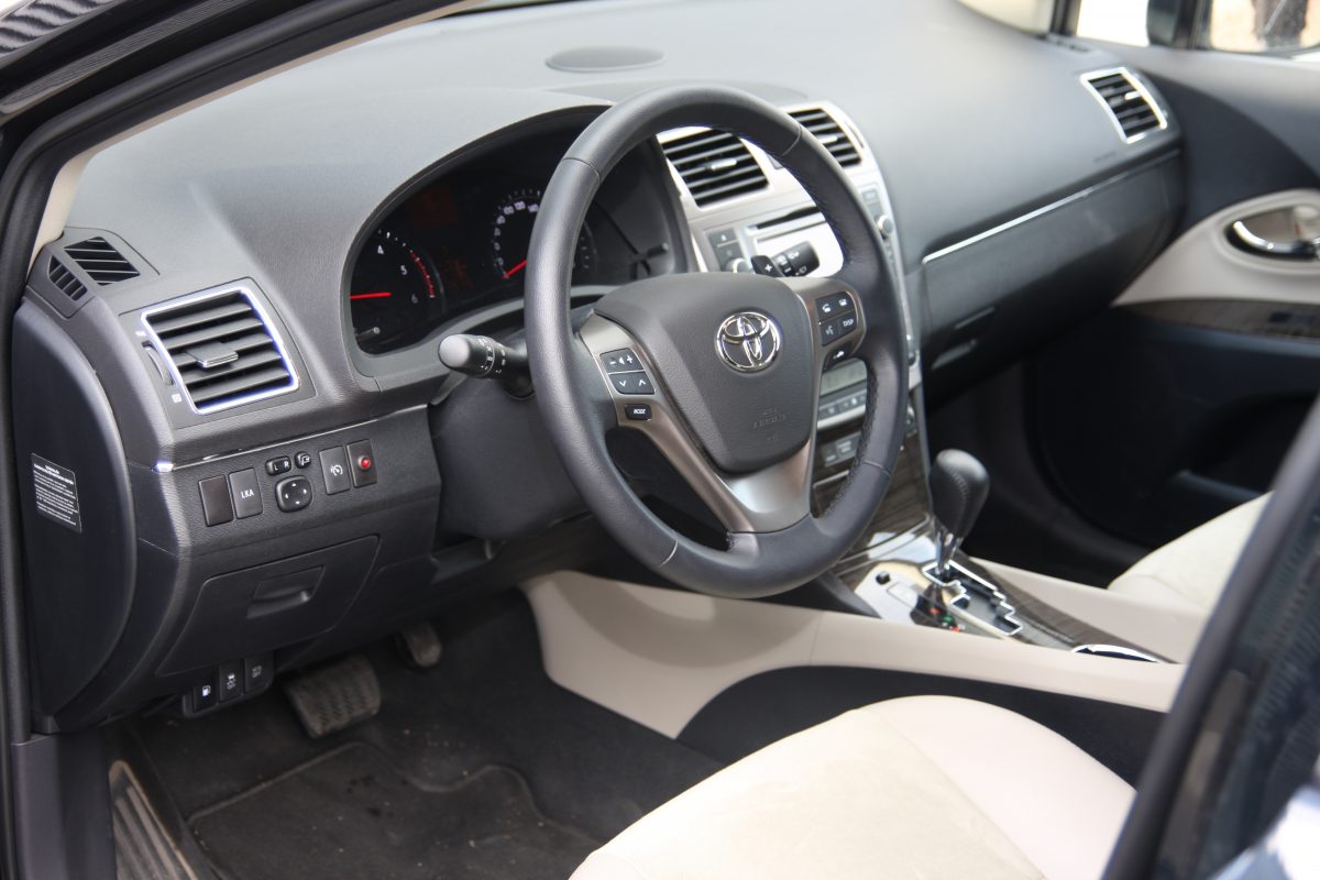 TOYOTA AVENSIS