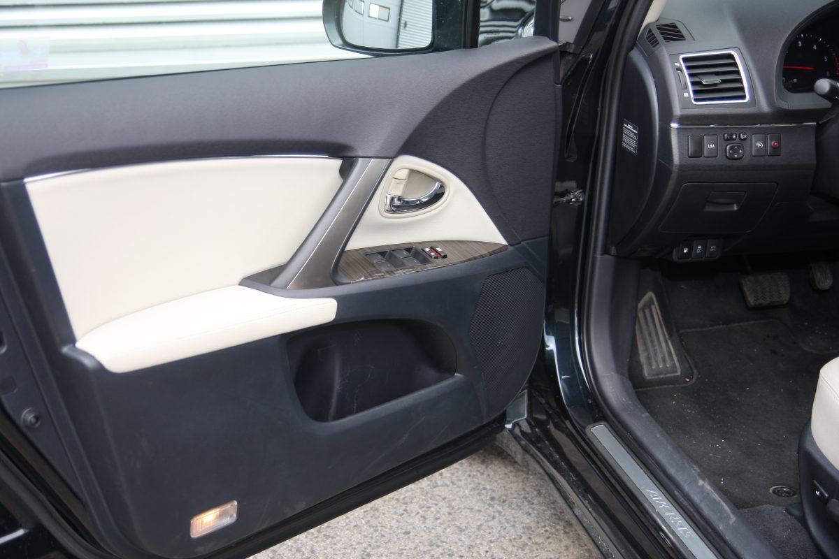 TOYOTA AVENSIS