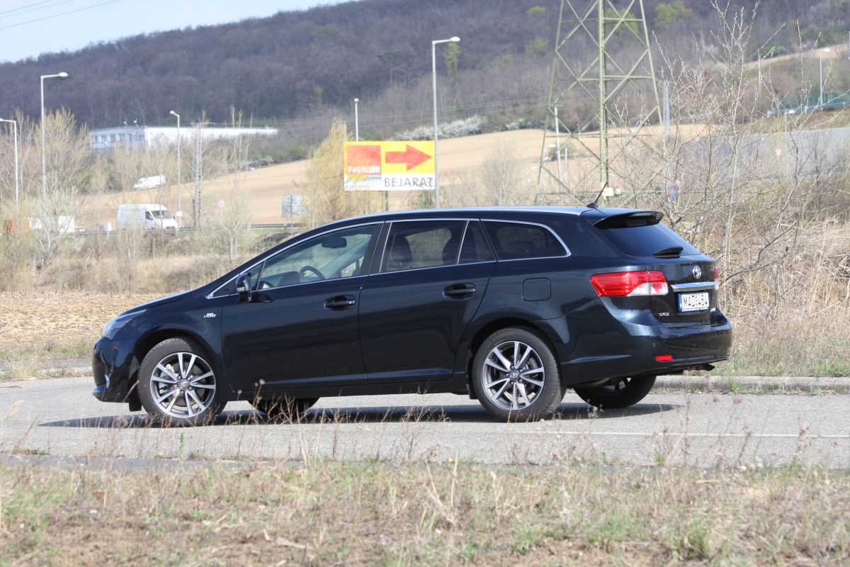 TOYOTA AVENSIS