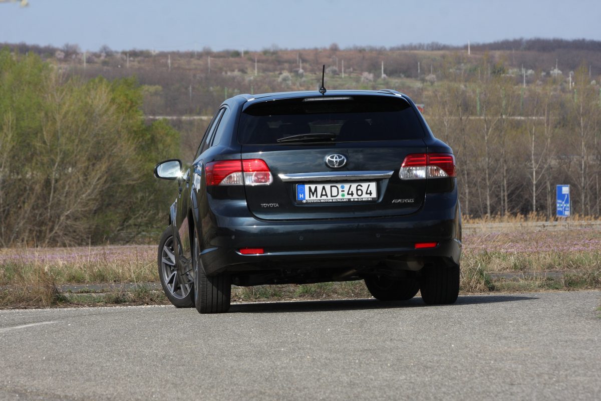 TOYOTA AVENSIS