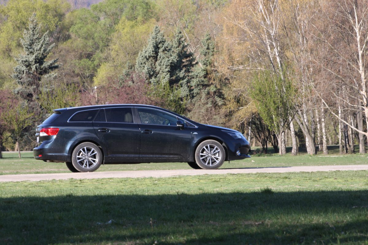 TOYOTA AVENSIS