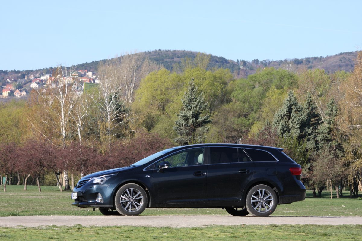 TOYOTA AVENSIS
