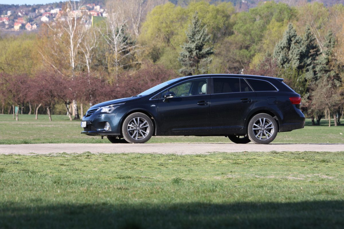 TOYOTA AVENSIS