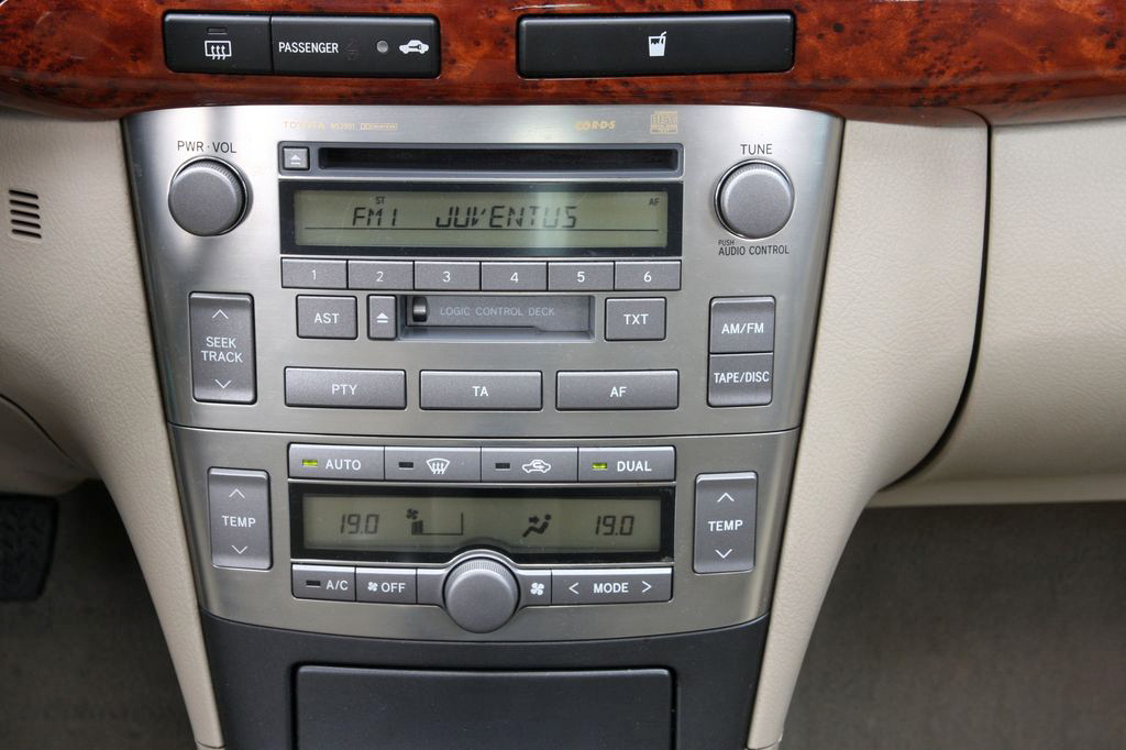 TOYOTA AVENSIS